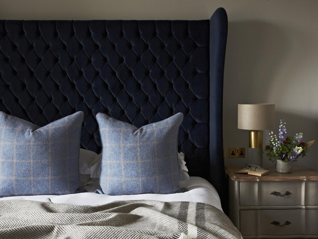 The Roseate Edinburgh - Small Luxury Hotels Of The World Kültér fotó A bed with a blue velvet headboard