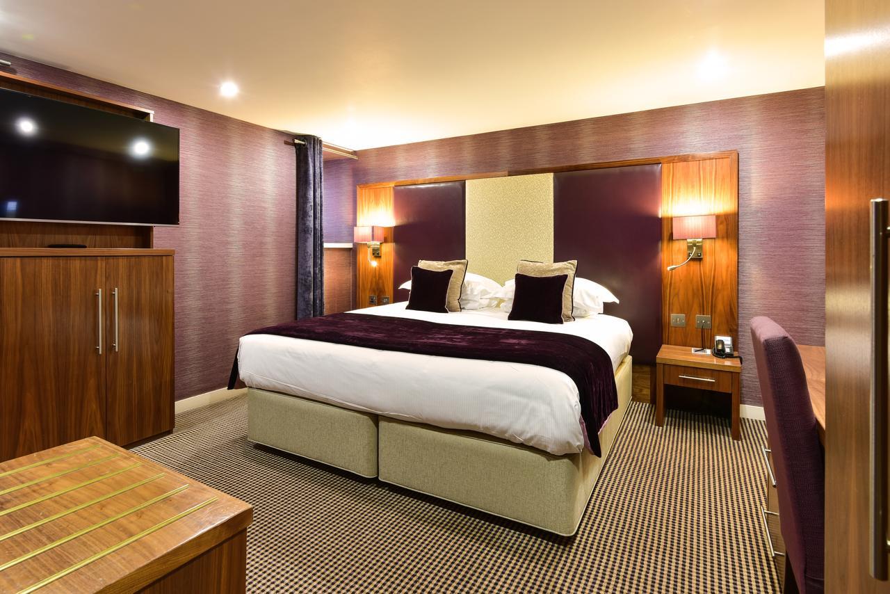 The Roseate Edinburgh - Small Luxury Hotels Of The World Kültér fotó A Premier Inn bedroom