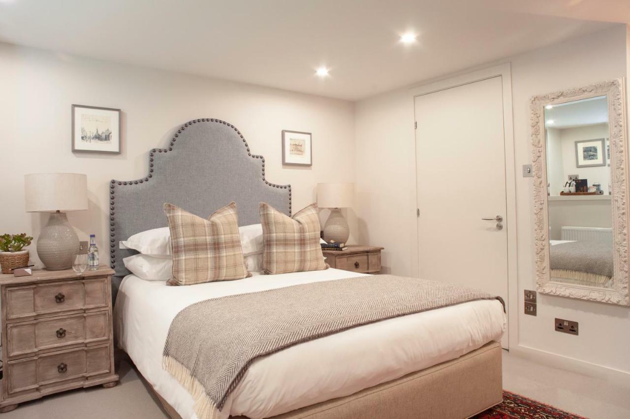 The Roseate Edinburgh - Small Luxury Hotels Of The World Kültér fotó A bedroom at The Swan
