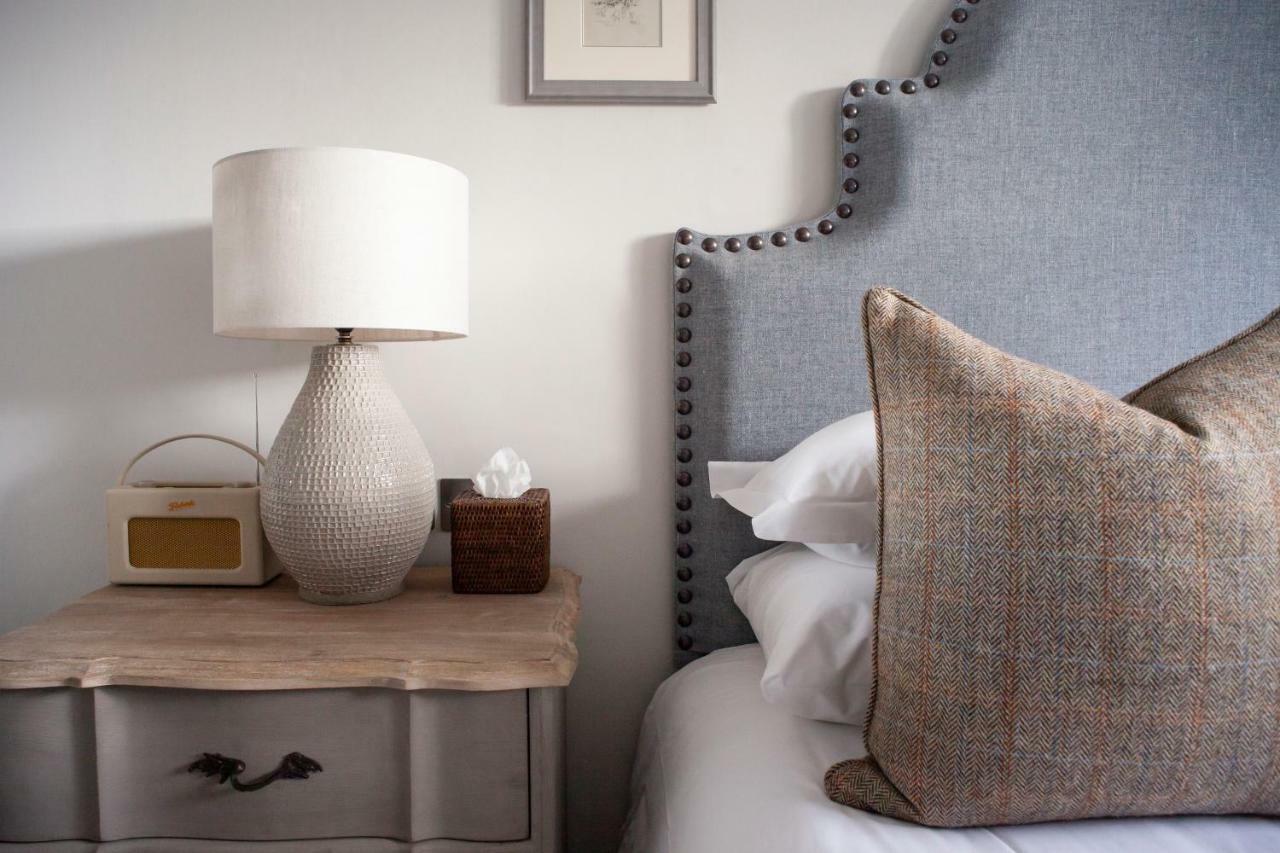 The Roseate Edinburgh - Small Luxury Hotels Of The World Kültér fotó A bedside table