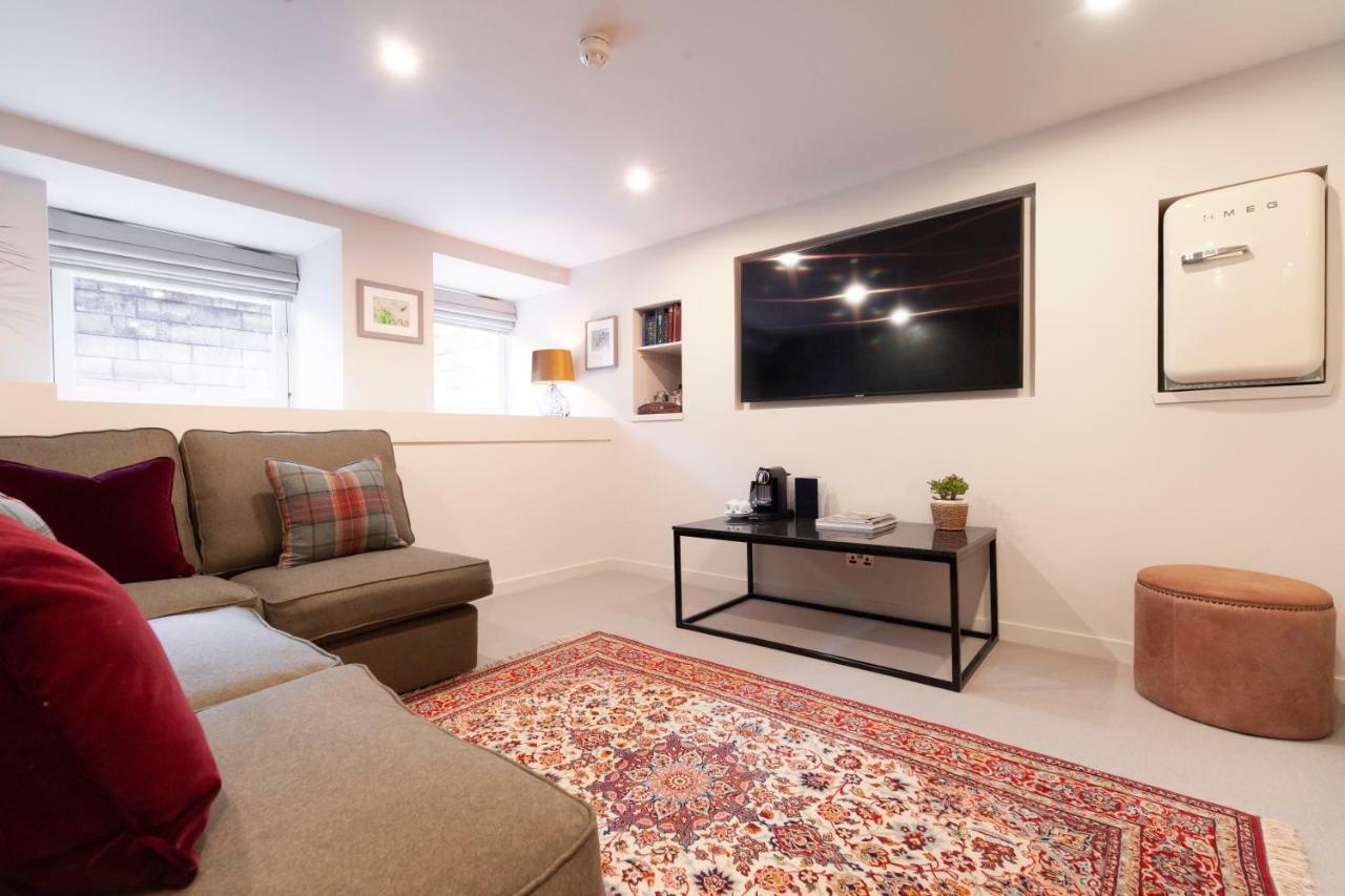 The Roseate Edinburgh - Small Luxury Hotels Of The World Kültér fotó A living room in a serviced apartment in London